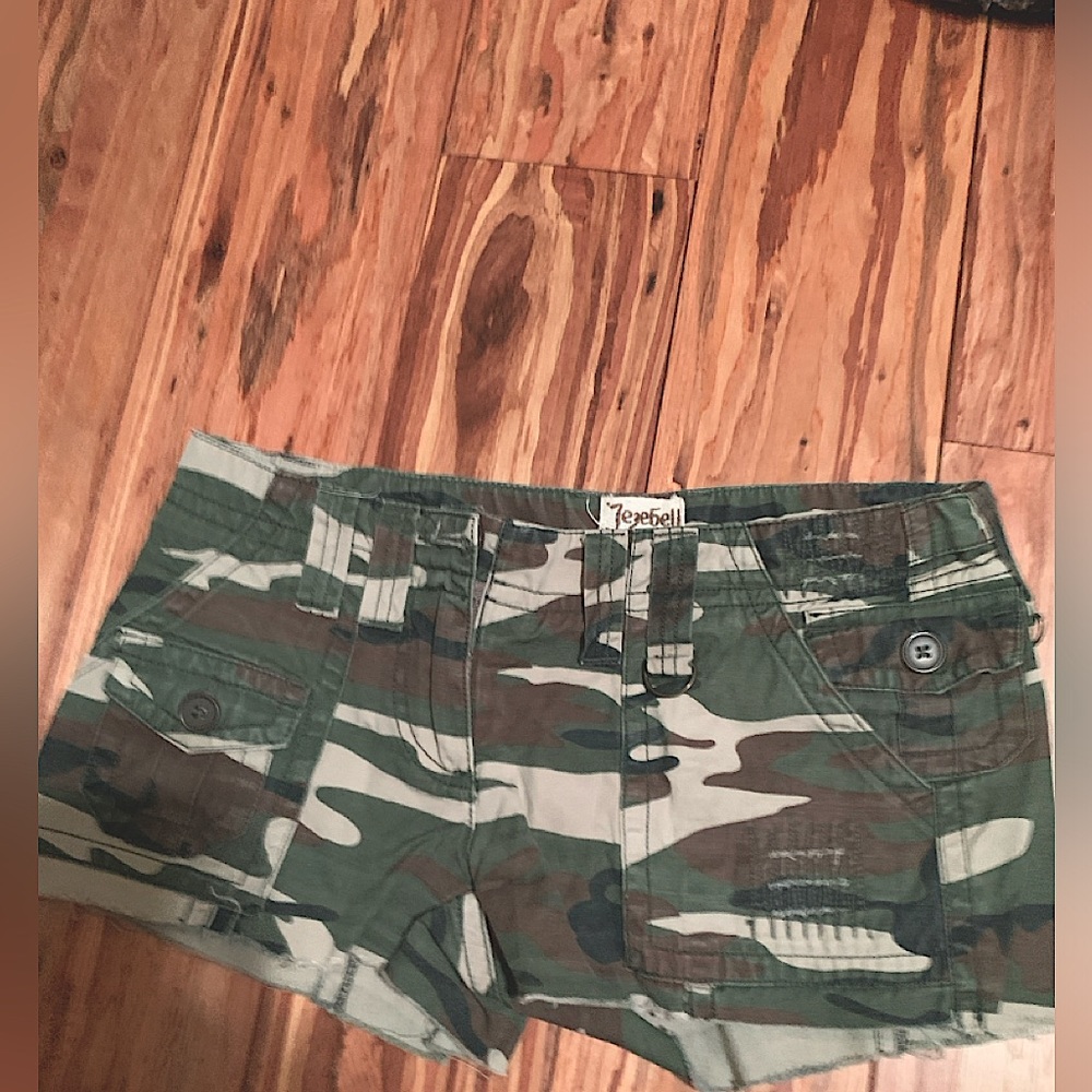 Jezebel camouflage shorts size 1